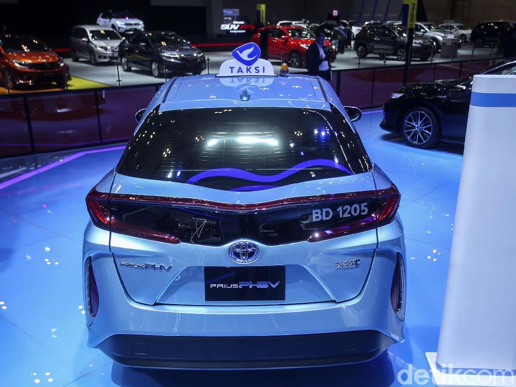 Hybrid Lebih Efektif, Blue Bird Mulai Pakai Jasa Toyota Prius PHEV