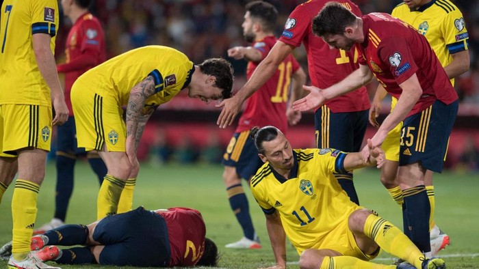 Swedens forward Zlatan Ibrahimovic (Down-R) and Spains defender Cesar Azpilicueta (Down-L) lie on the ground during the FIFA World Cup Qatar 2022 qualification group B football match between Spain and Sweden, at La Cartuja Stadium in Seville, on November 14, 2021. (Photo by JORGE GUERRERO / AFP)
