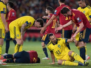 Serudukan Zlatan Bikin Cesar Azpilicueta Terkapar Kesakitan Serudukan Zlatan Bikin Cesar Azpilicueta Terkapar Kesakitan