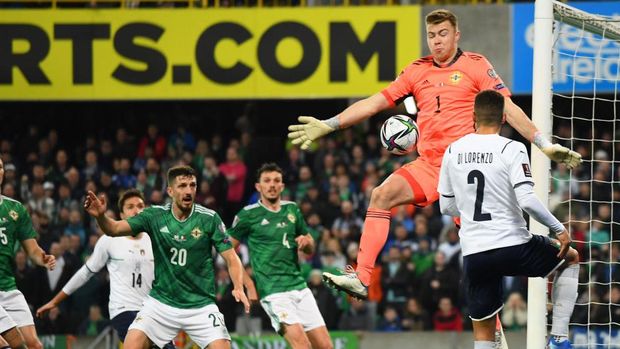 BELFAST, NORTHERN IRELAND - NOVEMBER 15: Giovanni Di Lorenzo of Italy competes for the ball with Bailey Peacock Farrell of Northem Ireland during the 2022 FIFA World Cup Qualifier match between Northern Ireland and Italy at Windsor Park on November 15, 2021 in Belfast, Northern Ireland. (Photo by Claudio Villa/Getty Images)