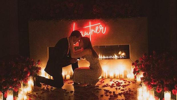 Taylor Lautner mantan kekasih Taylor Swift baru saja melamar kekasihnya dengan cara romantis. Yuk intip!