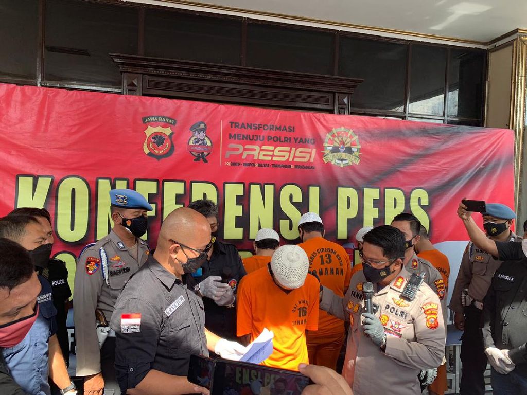 Edarkan Ratusan Gram Sabu di Cirebon, 6 Pengedar Dibekuk Polisi Edarkan Ratusan Gram Sabu di Cirebon, 6 Pengedar Dibekuk Polisi