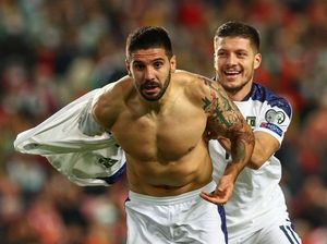 Mitrovic Makan Pizza dan Minum Coca-cola, Nyindir Ronaldo?