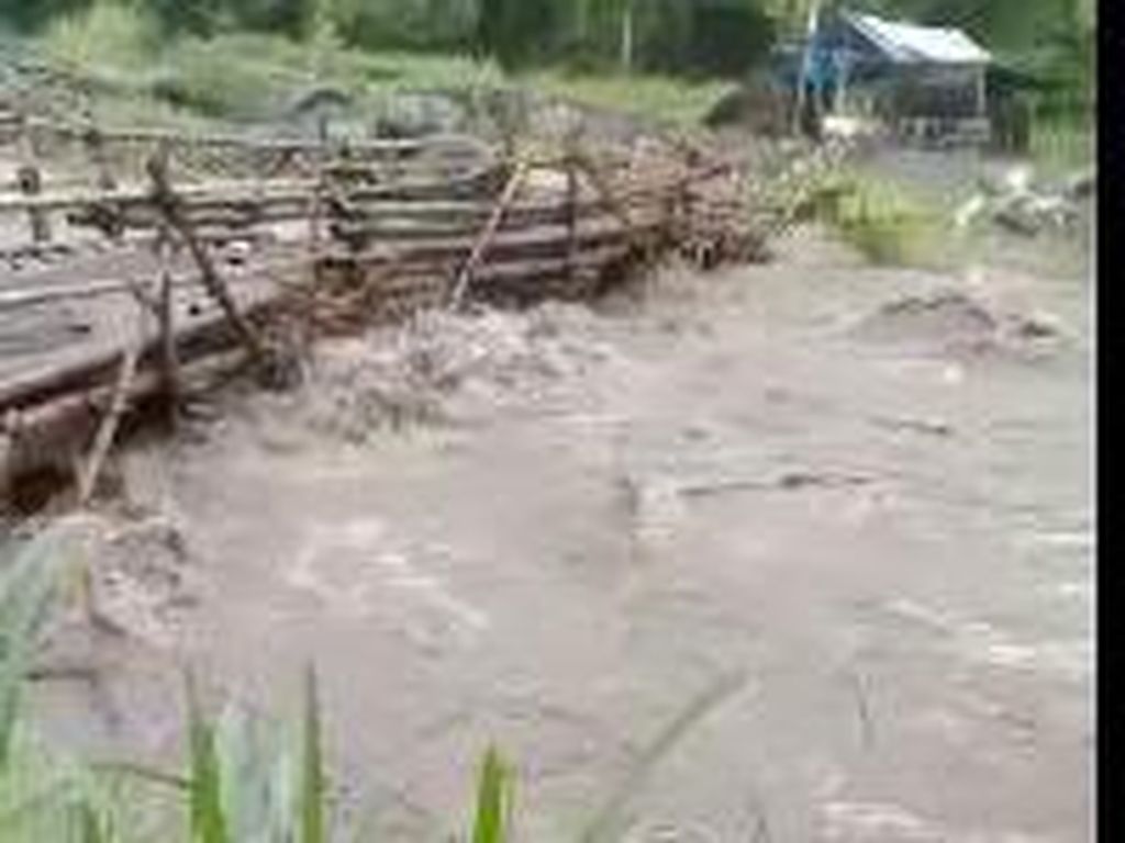 Banjir Lahar Hujan Gunung Semeru Terjang Jembatan Alternatif Warga