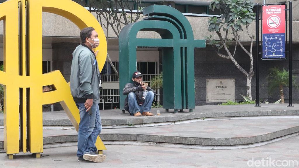 Cuek Banget! Warga Asyik Merokok di Bawah Plang KTR Bandung Cuek Banget! Warga Asyik Merokok di Bawah Plang KTR Bandung