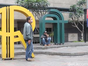 Cuek Banget! Warga Asyik Merokok di Bawah Plang KTR Bandung