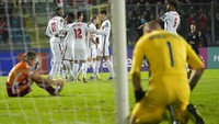 Inggris mengungguli San Marino 9-0 di menit ke-78. Abraham menerima umpan lambung Trent Alexander-Arnold dengan dadanya lalu menyelesaikan dengan sepakan mendatar ke sudut bawah gawang. AP Photo/Antonio Calanni.