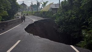 Jalan Raya Gianyar Bali Ambles Imbas Hujan Deras