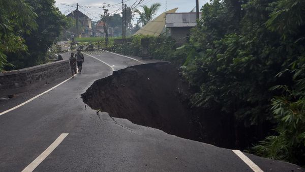 Jalan Raya Gianyar Bali Ambles Imbas Hujan Deras