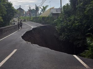Jalan Raya Gianyar Bali Ambles Imbas Hujan Deras