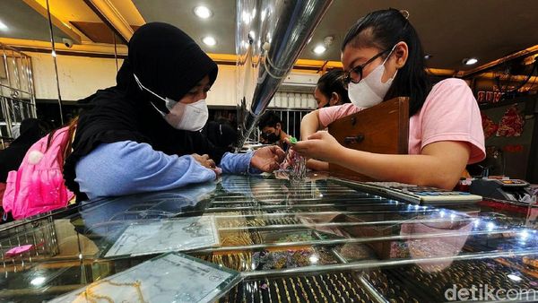 Jelang Natal dan Tahun Baru, Toko Emas Diserbu Emak-emak