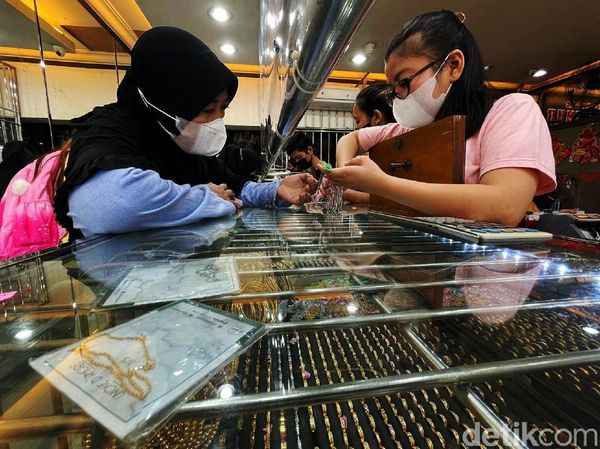 Jelang Natal dan Tahun Baru, Toko Emas Diserbu Emak-emak