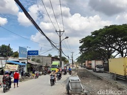 detikcom Do Your Magic: Pemkab Minta PLN Cabut Tiang-tiang Tengah Jl Perancis