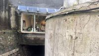 Penampakan Kafe di Atas Saluran Air Kemang Utara yang Terancam Dibongkar