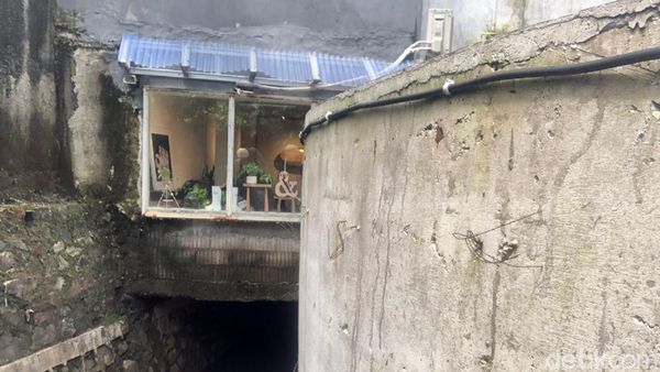 Penampakan Kafe di Atas Saluran Air Kemang Utara yang Terancam Dibongkar