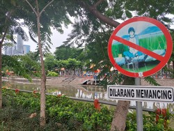 Perempuan Berpakaian Jawa Penjaga Kalimas Surabaya Suka Ajak Anak Bermain