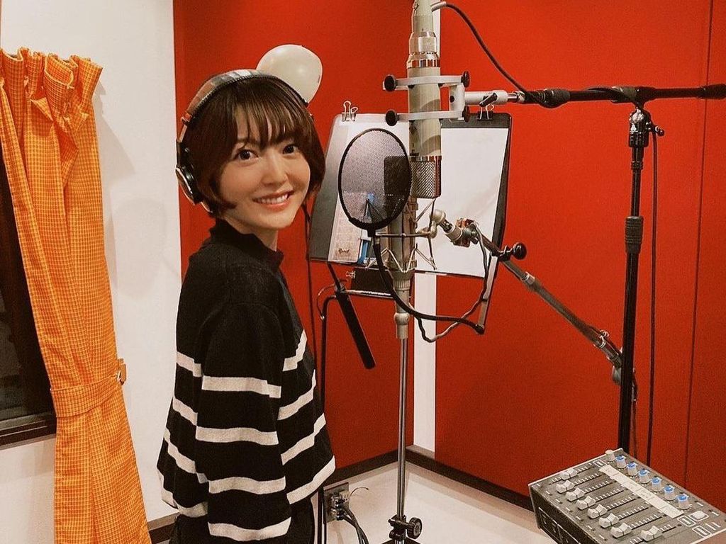Foto-foto Kana Hanazawa, Pengisi Suara Anime Paling Populer di Jepang