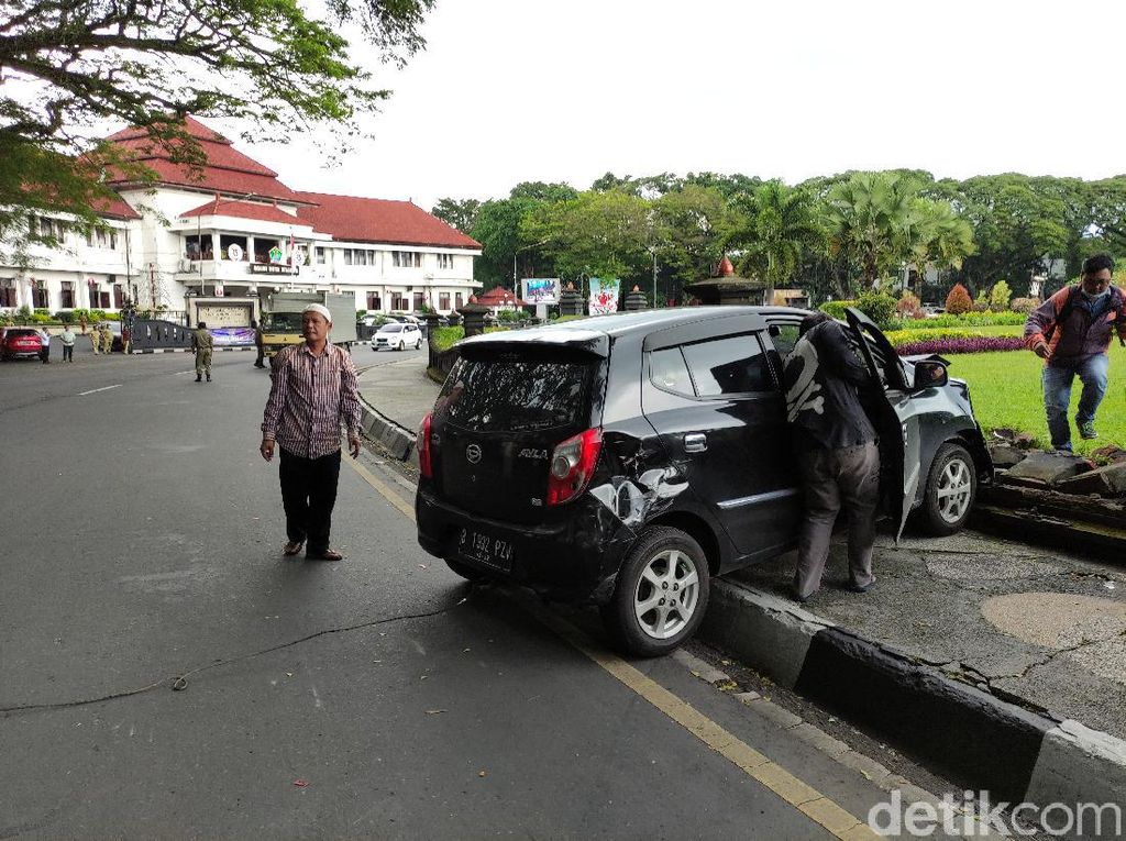 Kena Seruduk Mobil Lain, LCGC Tabrak Pagar Bundaran Tugu Kota Malang