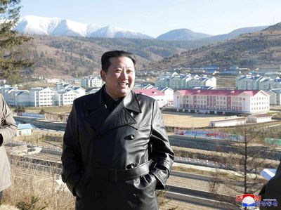 Gaya Kim Jong-Un Berjaket Kulit Usai Diisukan Meninggal