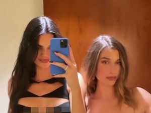 Kendall Jenner Kondangan Pakai Baju Super Seksi, Dibilang Tak Hormati Pengantin