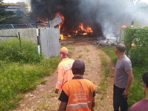 Lapak Rongsokan Dekat Pintu Tol Pasar Rebo Terbakar