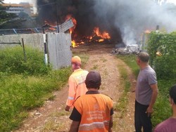 Lapak Rongsokan Dekat Pintu Tol Pasar Rebo Terbakar