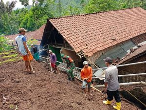 Empat Rumah Warga Probolinggo Rusak Tertimpa Longsor Setinggi 4 Meter