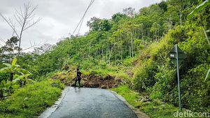Longsor Masih Putus Akses Jalan di Bukit Menoreh Kulon Progo