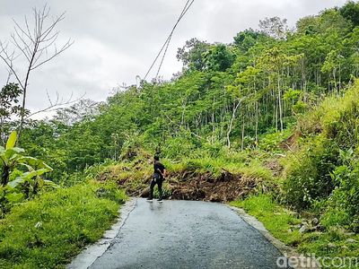 Longsor Masih Putus Akses Jalan di Bukit Menoreh Kulon Progo