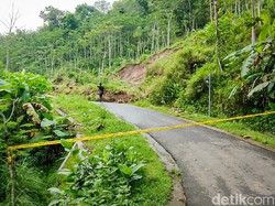 Akses Jalan Kabupaten di Bukit Menoreh Kulon Progo Masih Terputus Longsor