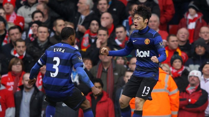 LIVERPOOL, ENGLAND - JANUARY 28:  Ji-Sung Park of Manchester United celebrates scoring his teams first goal with Patrice Evra during the FA Cup Fourth Round match between Liverpool and Manchester United at Anfield on January 28, 2012 in Liverpool, England.  (Photo by Alex Livesey/Getty Images)