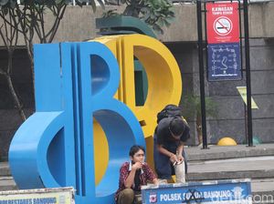 Bandel! Warga Merokok di Bawah Plang KTR Jalan Braga Bandung