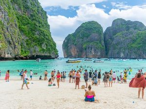 Pantai Cantik di Thailand Kembali Menerima Wisatawan