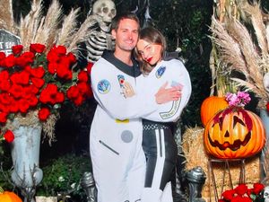 Kemesraan Istri Supermodel dan Suami Bos Teknologi Berduit Rp 149 Triliun Kemesraan Istri Supermodel dan Suami Bos Teknologi Berduit Rp 149 Triliun