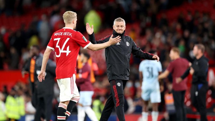 MANCHESTER, ENGLAND - SEPTEMBER 22: Ole Gunnar Solskjaer embraces Donny van de Beek of Manchester United after the Carabao Cup Third Round match between Manchester United and West Ham United at Old Trafford on September 22, 2021 in Manchester, England. (Photo by Alex Pantling/Getty Images)