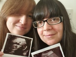 Pasangan Lesbi Melahirkan di Waktu yang Sama, Kisah di Baliknya Kontroversial