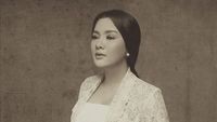 8 Inspirasi Foto Hamil Artis Tema Budaya Indonesia, Nagita Slavina Pakai Jarik