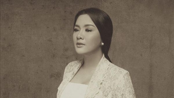 8 Inspirasi Foto Hamil Artis Tema Budaya Indonesia, Nagita Slavina Pakai Jarik
