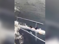 Perahu Terbalik, 2 Nelayan Terombang-ambing di Perairan Majene!