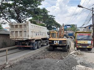 detikcom Do Your Magic: Jl Raya Perancis yang Hancur Mulai Diperbaiki detikcom Do Your Magic: Jl Raya Perancis yang Hancur Mulai Diperbaiki