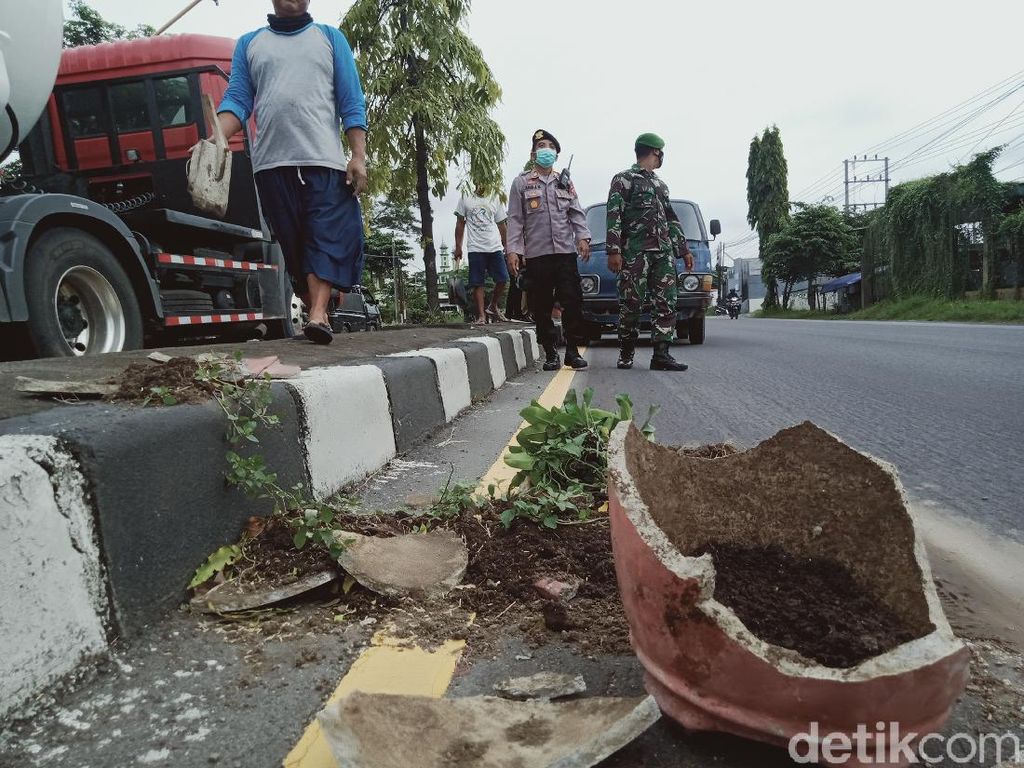Pot-pot Bunga di Jalan Yogya-Solo Morat-marit Dirusak Orang Tak Dikenal