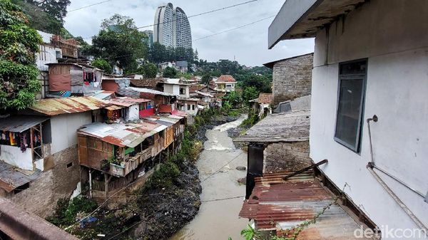 Rumah Semi Permanen Padati Bantaran Sungai di Bandung