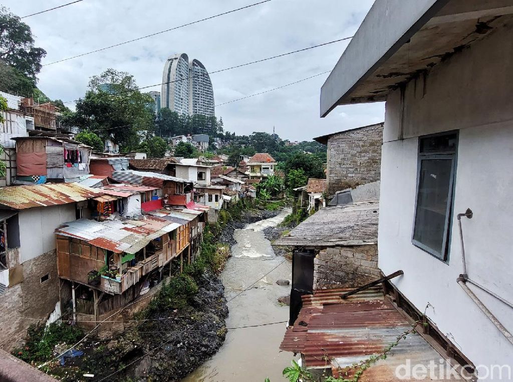 Rumah Semi Permanen Padati Bantaran Sungai di Bandung