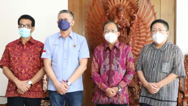 Wakil Ketua Umum PSSI, Iwan Budianto, bertemu dengan Gubernur Bali Wayan Koster.