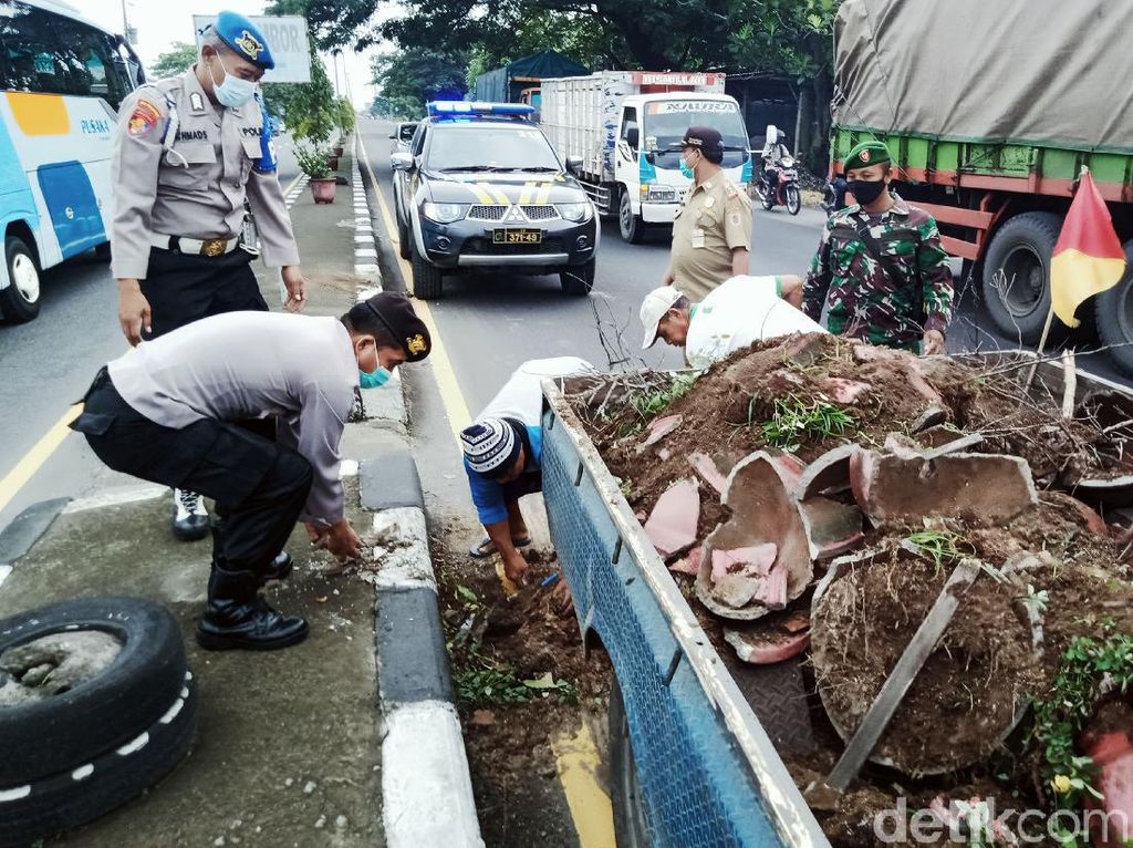 Polisi Duga Puluhan Pot Jalan Yogya-Solo Dirusak Suporter Sepakbola