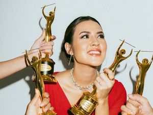 Momen Indah Raisa Peluk 4 Piala AMI Awards 2021 Momen Indah Raisa Peluk 4 Piala AMI Awards 2021