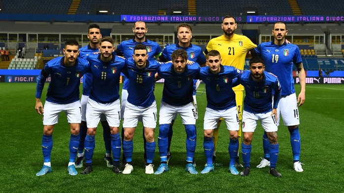 PARMA, ITALY - MARCH 25:  Players of Italy line up for the team photo prior to the FIFA World Cup 2022 Qatar qualifying match between Italy and Northern Ireland on March 25, 2021 in Parma, Italy. Sporting stadiums around Italy remain under strict restrictions due to the Coronavirus Pandemic as Government social distancing laws prohibit fans inside venues resulting in games being played behind closed doors. (Photo by Claudio Villa/Getty Images)