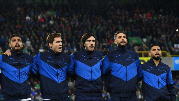 BELFAST, NORTHERN IRELAND - NOVEMBER 15: Players of Italy line up for the national anthem prior to the 2022 FIFA World Cup Qualifier match between Northern Ireland and Italy at Windsor Park on November 15, 2021 in Belfast, Northern Ireland. (Photo by Claudio Villa/Getty Images)
