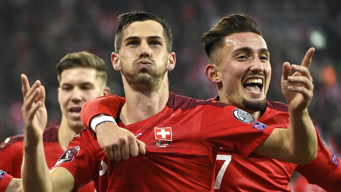 Timnas Swiss Switzerland's Remo Freuler, center, celebrates scoring with Andi Zeqiri, right, during the World Cup 2022 qualifying soccer match between Switzerland and Bulgaria at the Swissporarena stadium in Lucerne, Switzerland, Monday, Nov. 15, 2021. (Alessandro della Valle/Keystone via AP)