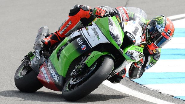 Britain's Tom Sykes rounds a corner on his way to victory in the second race of round 5 of the FIM World Superbike Championship at Donington Park in Derby in the East Midlands, England, on May 25, 2014.  AFP PHOTO / ANDREW YATES (Photo by ANDREW YATES / AFP)